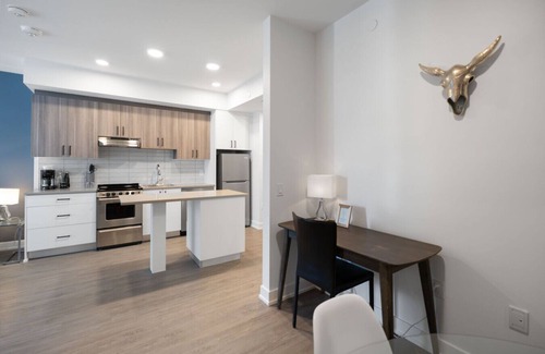 Centretown West Apartment | Apt w/Den and Rooftop, Steps to Little Italy