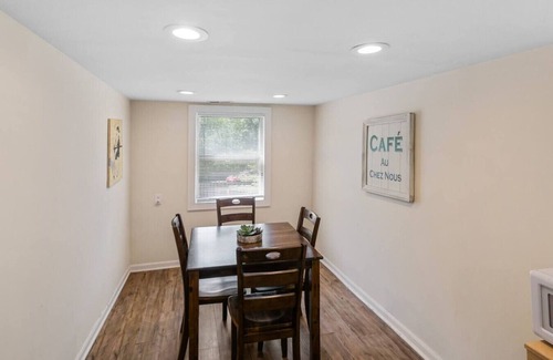 Libertyville House | Apt W/heated garage Libertyville Near Naval Base