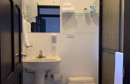 Alajuela House | Apt with heated pool for 2 near the airport Juan Santamaria, Alaj.