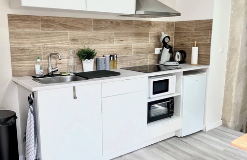 Chinon Apartment | Apt with private outdoor area, 500m from the château. bike parking, self-guided arrival.