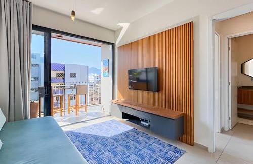 Umuarama Apartment | Apto central. Roupas de cama, Wi-Fi, A/C e piscina