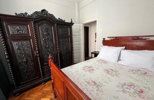 Copacabana Apartment | Apto Clássico, 2 quadras da Praia, Copacabana Palace e Metrô - Ar Condicionado - Muito bem Equipado