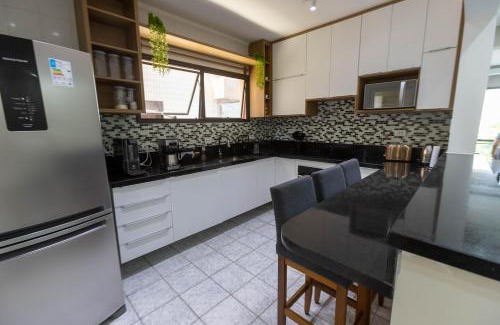 Canto do Forte Apartment | Apto com ar e WiFi a 200m da Praia Canto do Forte