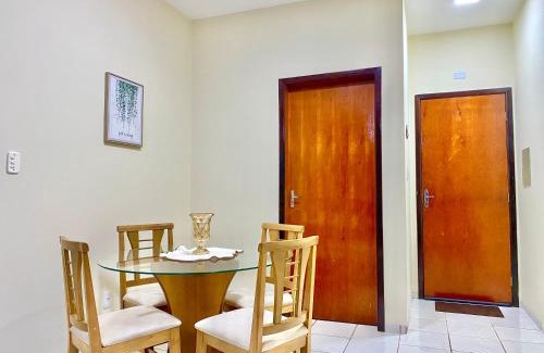 Centro Apartment | Apto espaçoso no Centro, térreo com 2 Quartos de Casal ArCond WiFi 400megas HomeOfice Cozinha e Garagem
