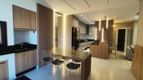 Porto Belo Apartment | Aptos em prédio a 90 m da praia de Perequê - RIHs