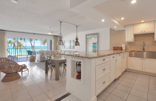 Seven Mile Beach Resort | Aqua Bay Club Condos