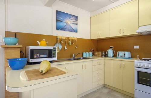 Lauderdale House | Aqua Beachfront ! Sleeps 8, 3 x QS Beds and 2 Single Beds