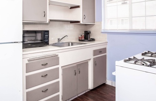 Beach Hill - Beach Flats Hotel | Aqua Breeze Inn