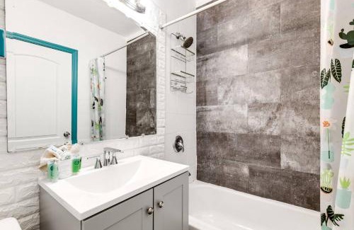 Royal Poinciana Apartment | Aqua Breeze Retreat