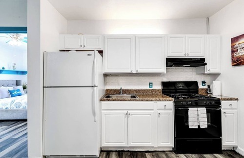 Royal Poinciana Bed & Breakfast | Aqua Breeze Suite with Free Parking