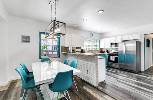 Royal Poinciana House | Aqua Breeze Villa with King Bed