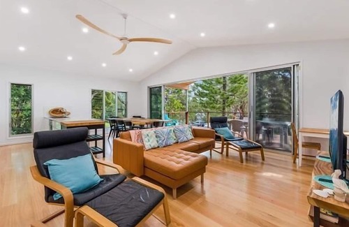 Boreen Point House | Aqua Marine offers a warm and soulful spot to unwind, refresh and reconnect.