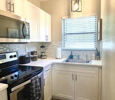 South Palm Park Neighborhood Association Apartment | Aqua Oasis
