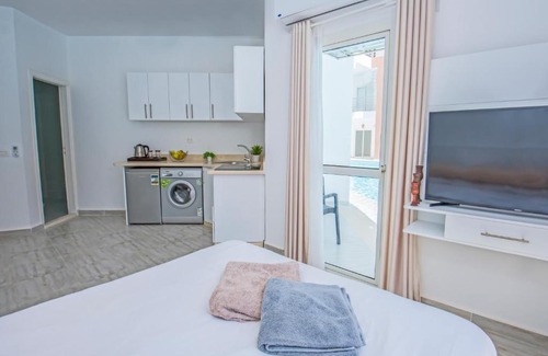 Al Ahyaa Apartment | Aqua Palms Swim-Up Apartment