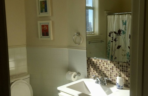 Government Hill House | Aqua ROOM! with shared Bathroom inside a House.