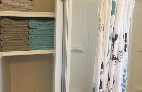 Government Hill House | Aqua ROOM! with shared Bathroom inside a House.