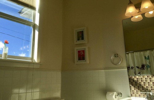 Government Hill House | Aqua ROOM! with shared Bathroom inside a House.