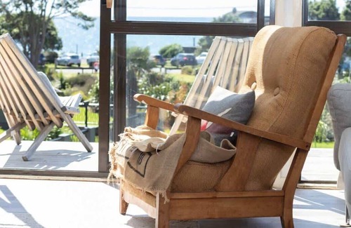 Oakura House | Aqua Vista On Arden - beachfront bach in Oakura