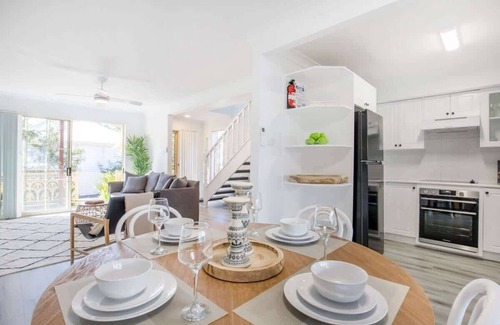 Huskisson House | Aquamarine Summary: M