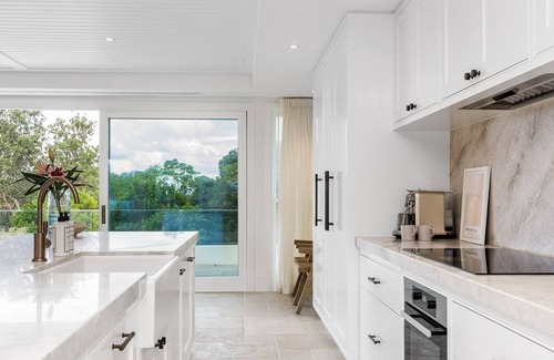 Pottsville House | Aquarium House - with direct beach access & pool