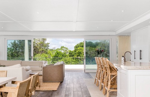 Pottsville House | Aquarium House - with direct beach access & pool