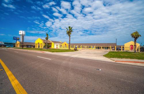 Aransas Pass Hotel | Aransas Bay Inn & Suites Corpus Christi by OYO