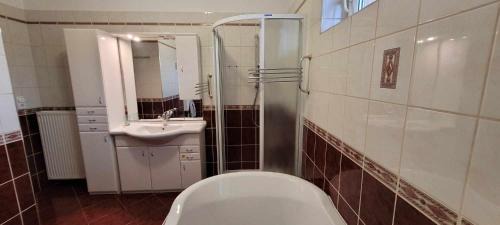 Gyorujbarat House | Aranypatkó Panzió