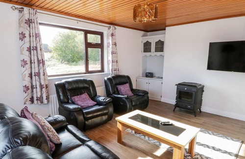 Carraroe Cottage | ARAS IOSGAN, family friendly in Carraroe, County Galway