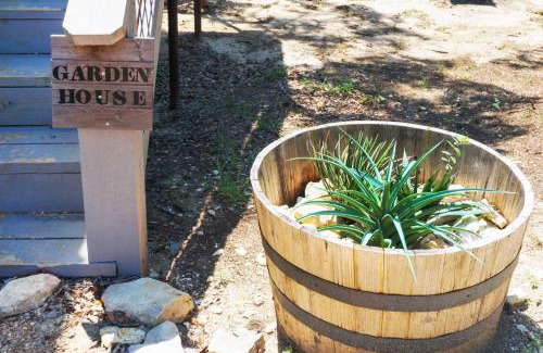 Dripping Springs House | Arbor House of Dripping Springs - Garden House
