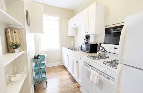 Lower Greenville Apartment | Arboretum Tickets Available, The Artist's Corner