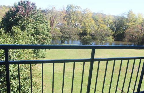 Pigeon Forge Hotel | Arbors at Island Landing Hotel & Suites