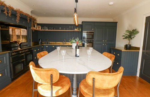 Durham House | ARBOUR HOUSE FARM BUNGALOW, pet friendly, with hot tub in Durham