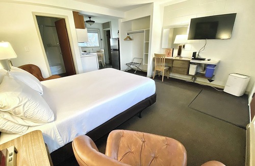 Regional District of Nanaimo Hotel | Arbutus Grove Motel