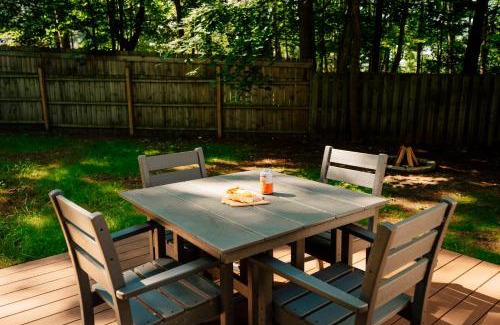 Mayfield House | Arbutus Lake-King Suite-Pontoon Rentals
