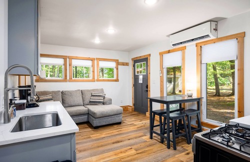 Mayfield House | Arbutus Lake | King Suite | Pontoon Rentals