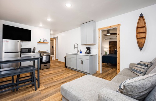 Mayfield House | Arbutus Lake | King Suite | Pontoon Rentals