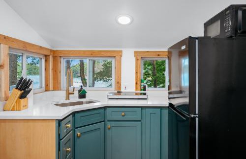 Mayfield House | Arbutus Lakeside Stay-Pontoon Rentals-Near TC!