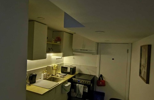 London Apartment | ArbyManie’s Brand-New Basement Apartment – Peaceful & Perfectly Located!