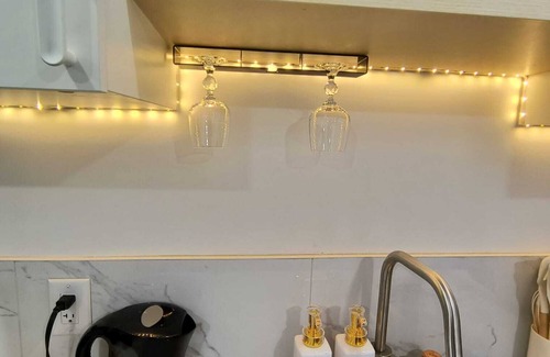 London Apartment | ArbyManie’s Brand-New Basement Apartment – Peaceful & Perfectly Located!