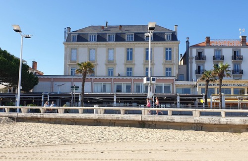 Cote Landaise Apartment | Arcachon 1st line, magnificent 90m2 industrial loft-style duplex.