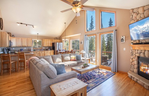 Valley of the Sun Ski Chalet | 🕹️Arcade🧌Gnomes♨️Hot Tub👑King Bed🏔️2 Decks🔭Base Camp Mountain Chalet