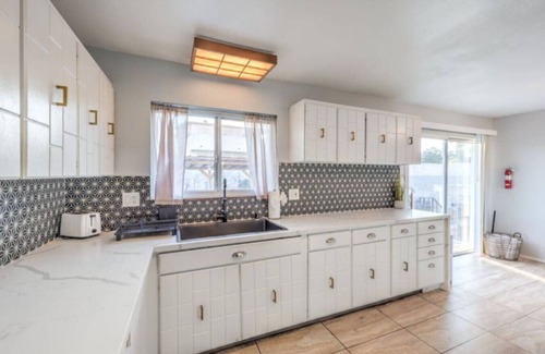 Paradise House | Arcade Lounge ꩜ Pool, Hot Tub, Cabana, Near STRIP