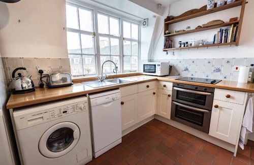 St. Mary's Park Apartment | Archer on Thames Battersea holiday apartment with internet access, TV and DVD
