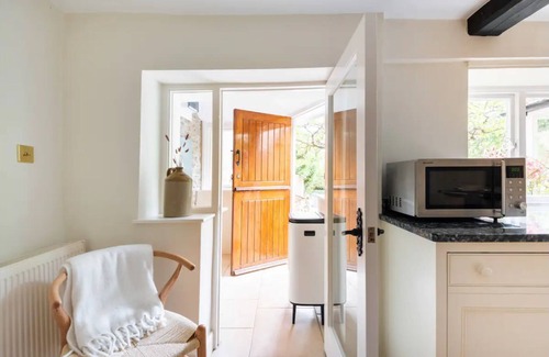 Quenington Cottage | Architect Designed Cosy Cotswold Stone Cottage