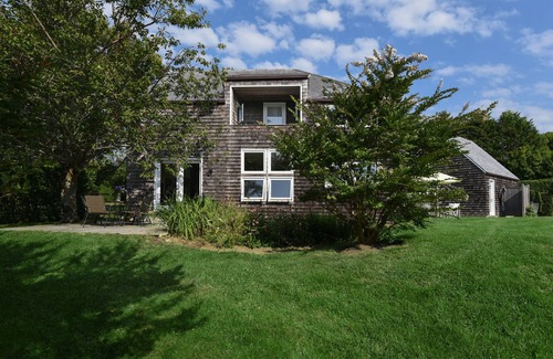 Bridgehampton House | Architect designed house near ocean on huge reserve.