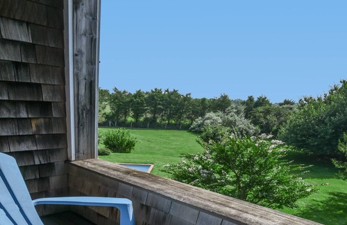 Bridgehampton House | Architect designed house near ocean on huge reserve.