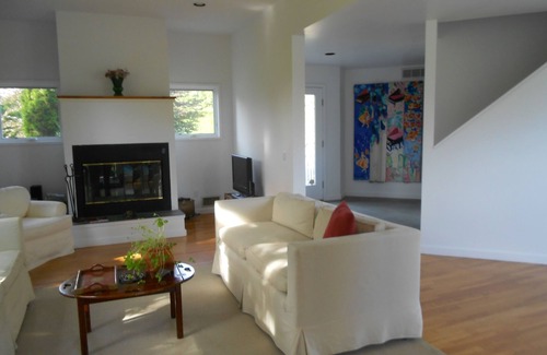 Bridgehampton House | Architect designed house near ocean on huge reserve.
