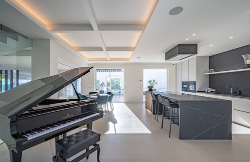 Istan Villa | Architect designed villa with amazing views - 10 minutes to Puente Romano resort