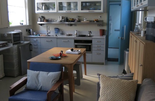 Addison Apartment | Architect's Christmas: Atelier-Flat and courtyard: 3 mins. to Westfield shops!