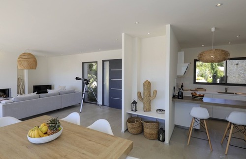 Lecci Villa | Architect Villa, 180 ° Panorama Sea and Maquis, Pool, 5 bedrooms, air-conditioned